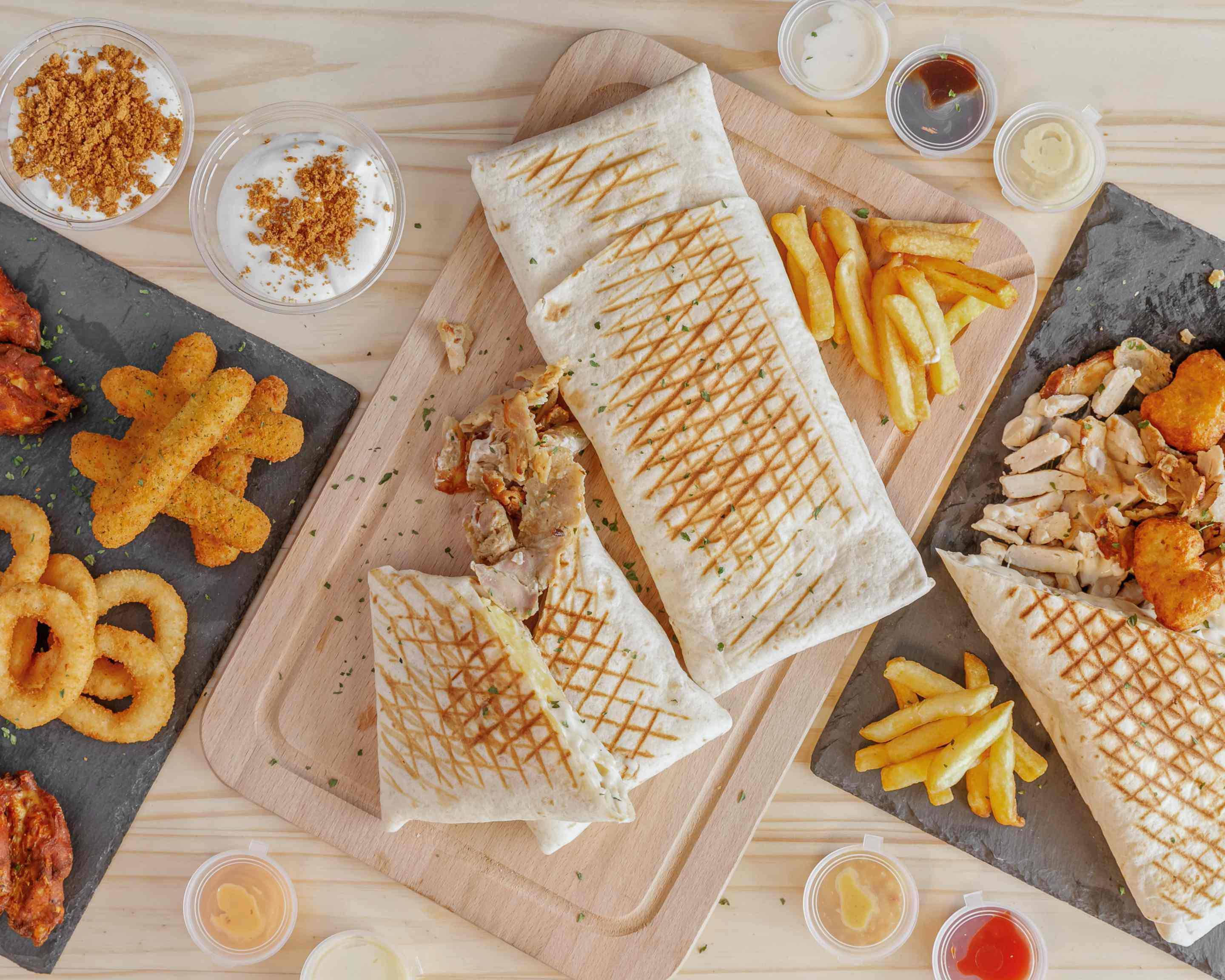 Galettes, frites, onion rings et sauces Big Boss